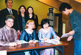 K.T. (prvn� turn� v Japonsku)
