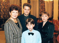 �lenov� K.T. s �editelkou Nadace Na�e d�t� Z. Baudy�ovou