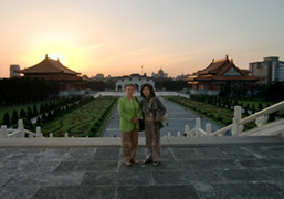 �lenov� K.T. p�ed mauzolem Chiang Kai-sheka (Tapei)