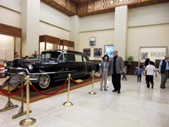 �lenov� K.T. v mauzoleu Chiang Kai-sheka (Tapei)